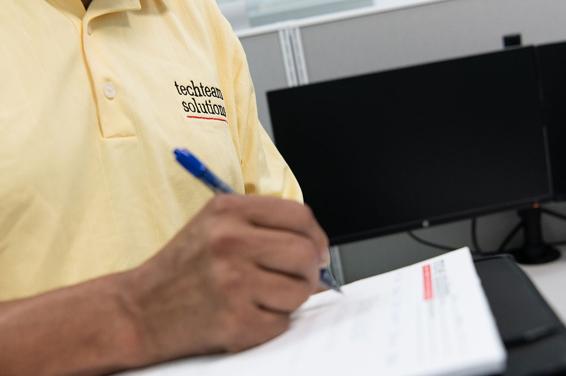 image of an IT mover with a clipboard